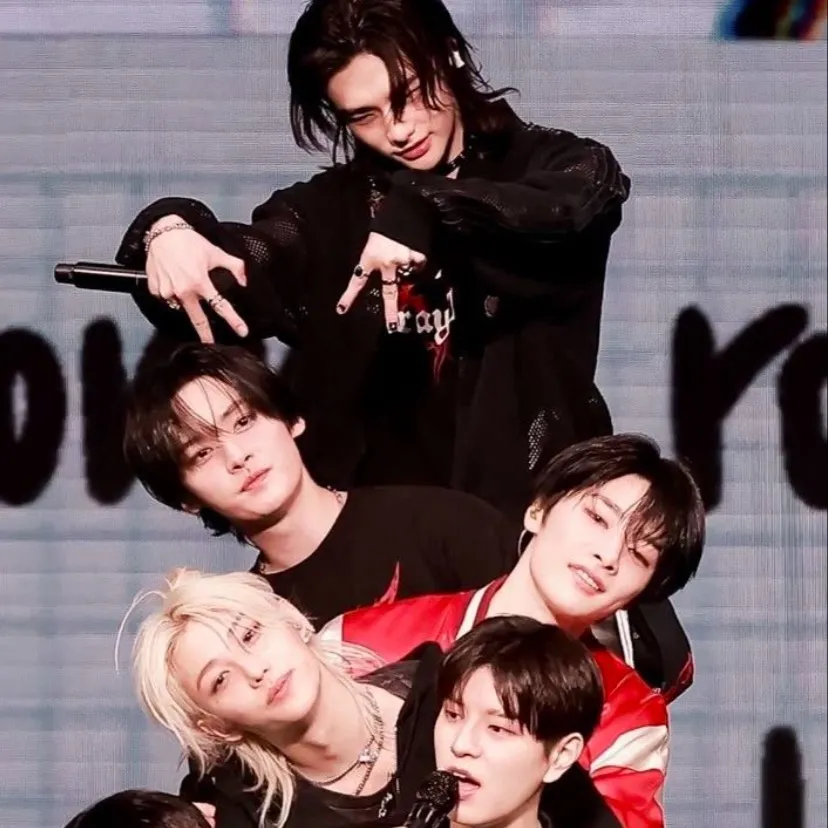 chat with ai character: Stray kids school