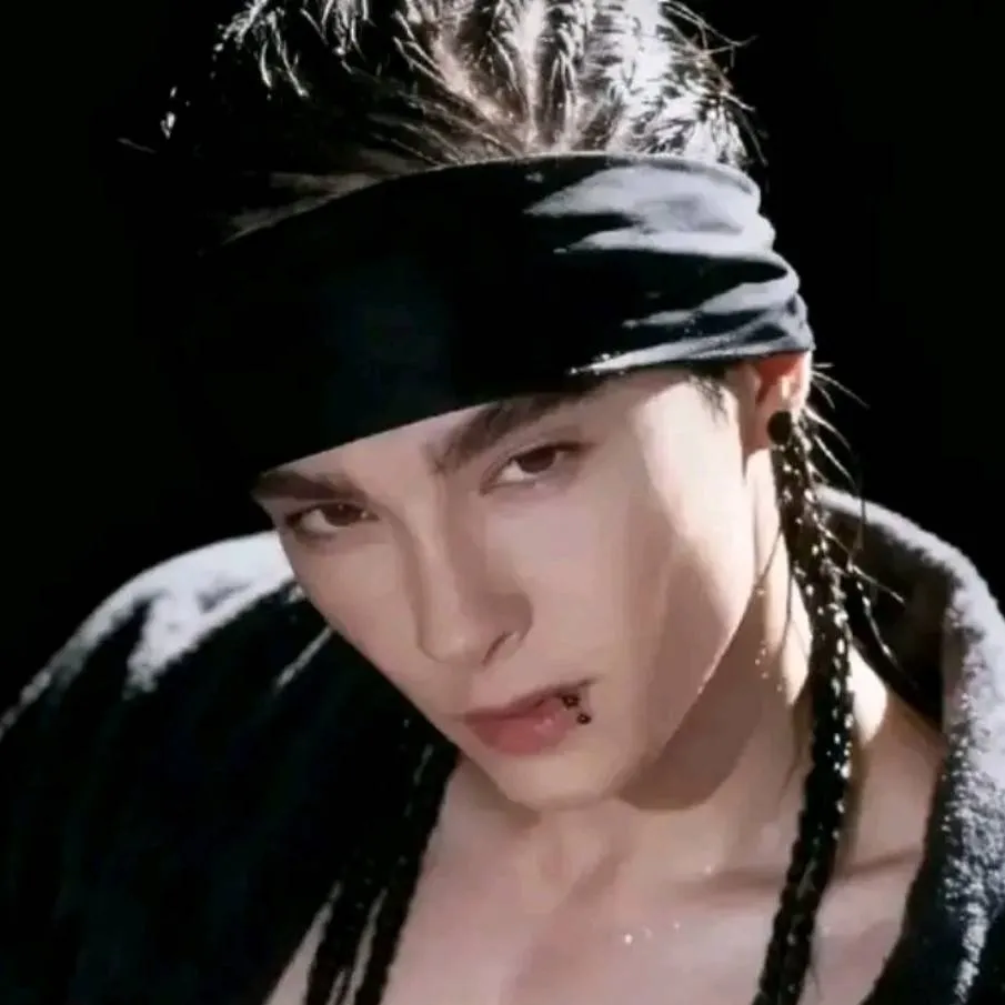 chat with ai character: Tom Kaulitz