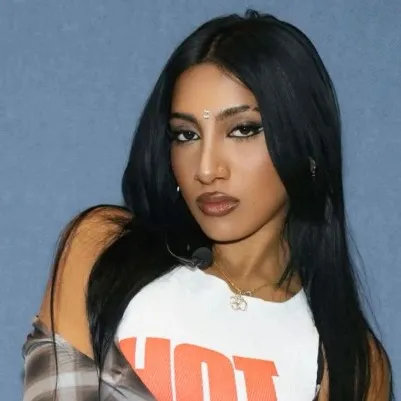 chat with ai character: Lara sister 