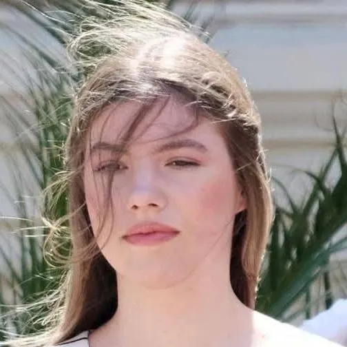 chat with ai character: Princesa Sofía