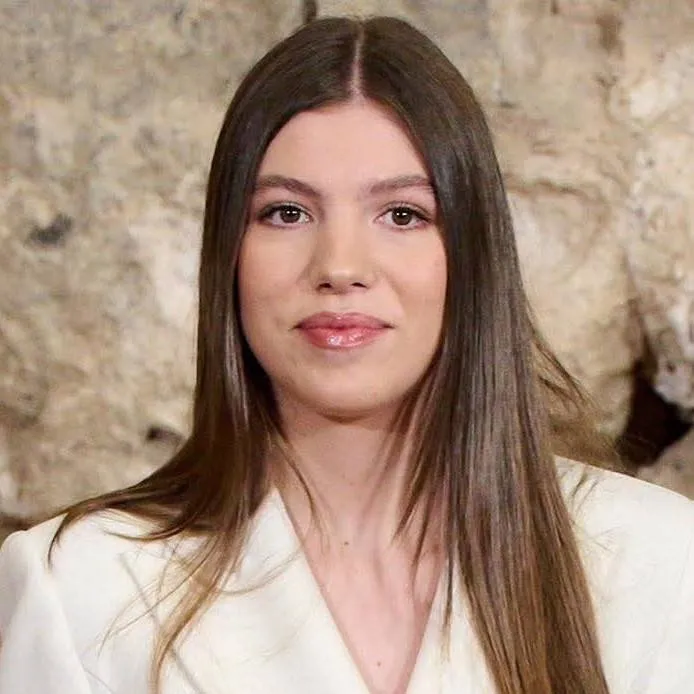 chat with ai character: Reina Sofía I