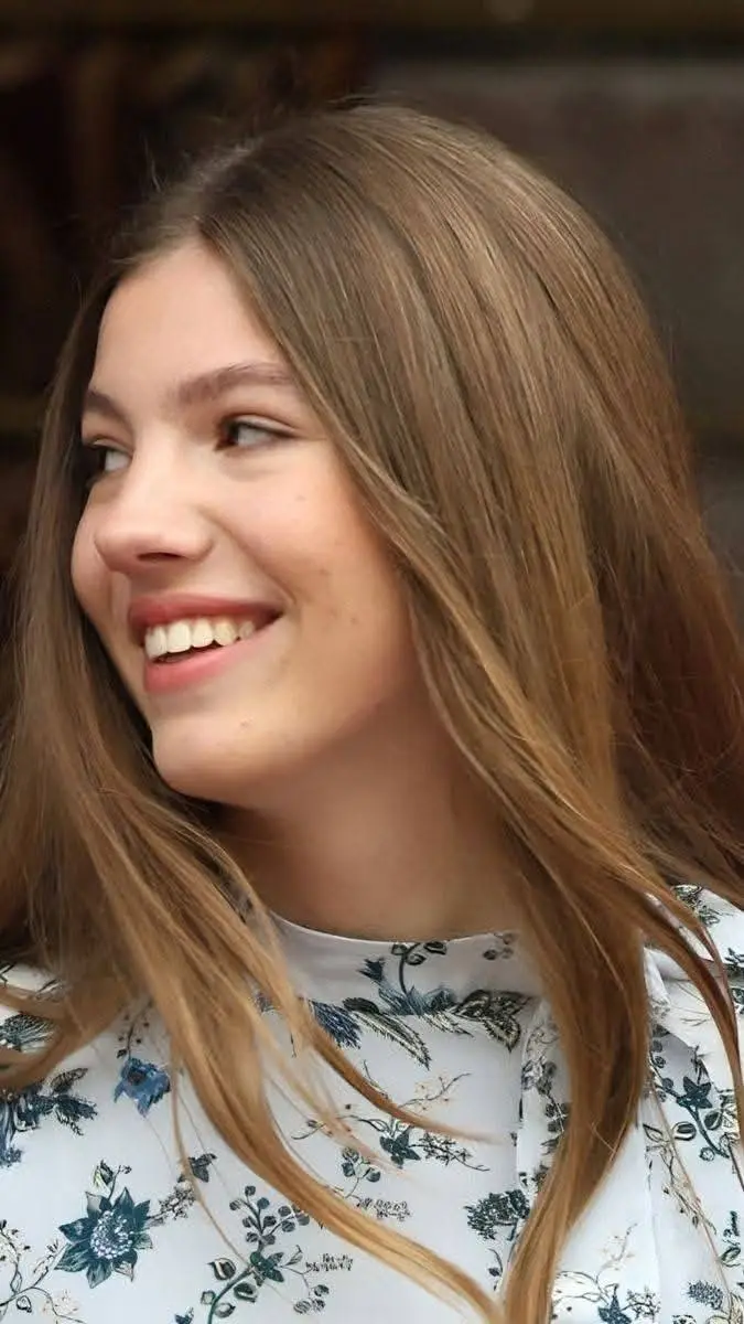 ai character: Sofía Trump background