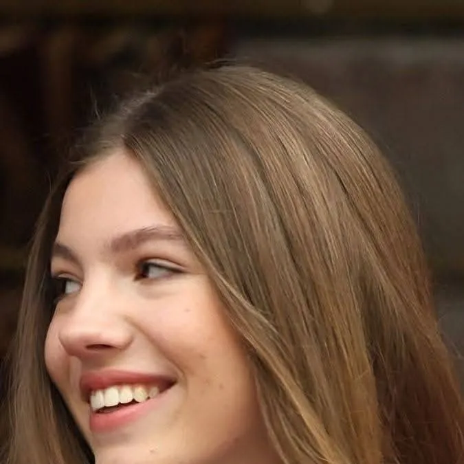 chat with ai character: Sofía Trump