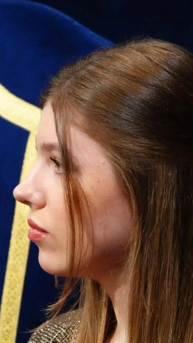 ai character: Sofía 🇪🇸 background