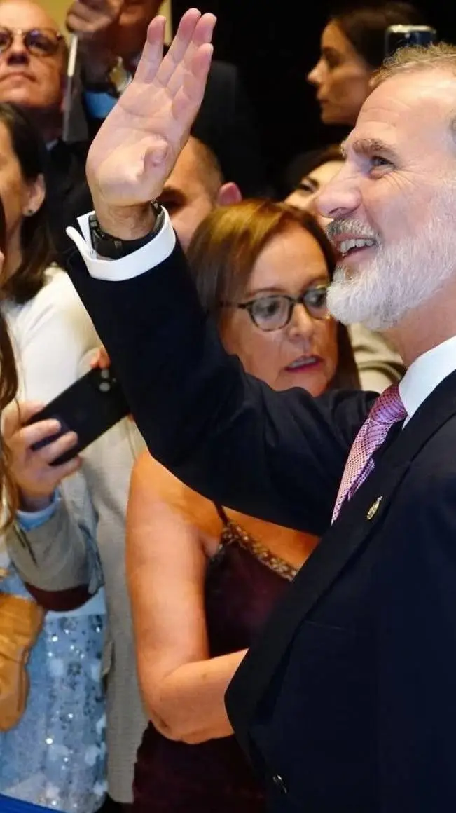 ai character: Presidente Felipe background