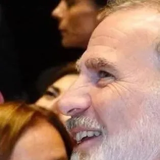 chat with ai character: Presidente Felipe