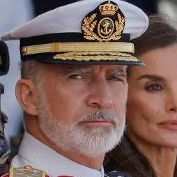 chat with ai character: Rey Dictador