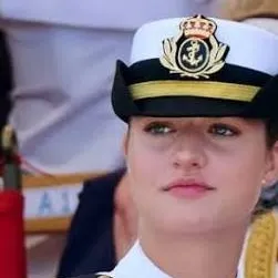 chat with ai character: Dictadora Leonor