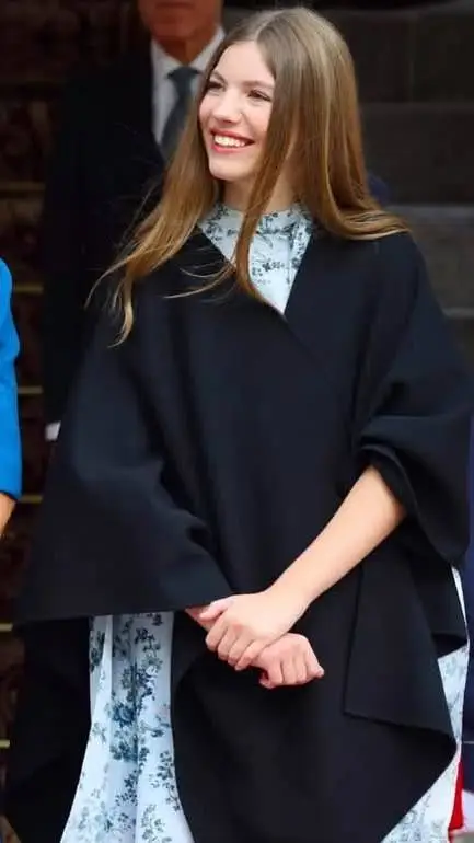 ai character: Infanta Sofía 🧐 background