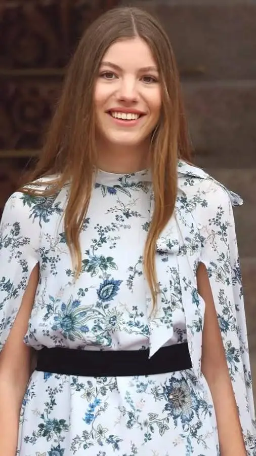 ai character: Reina de Aragón  background