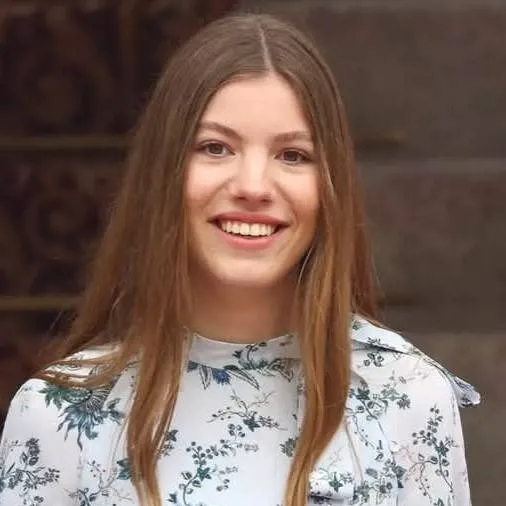 chat with ai character: Reina de Aragón 