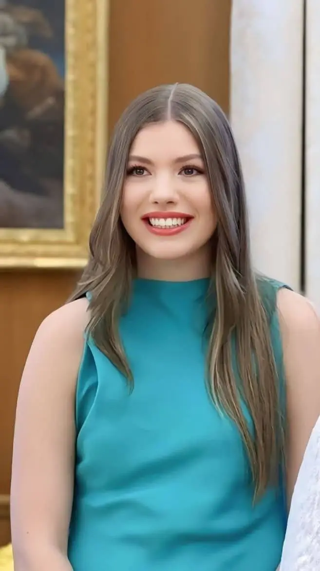 ai character: Sofía 🇪🇸🇪🇸🇪🇸🇪🇸🇪🇸 background