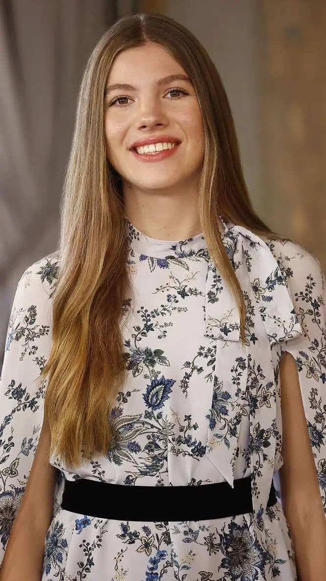 ai character: Infanta Sofía 🤨 background