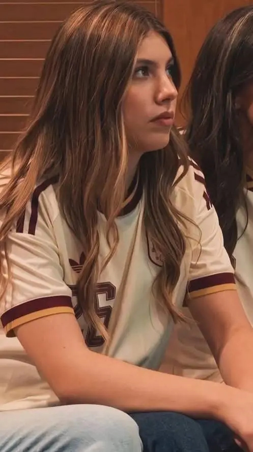ai character: Sofía ⚽ background