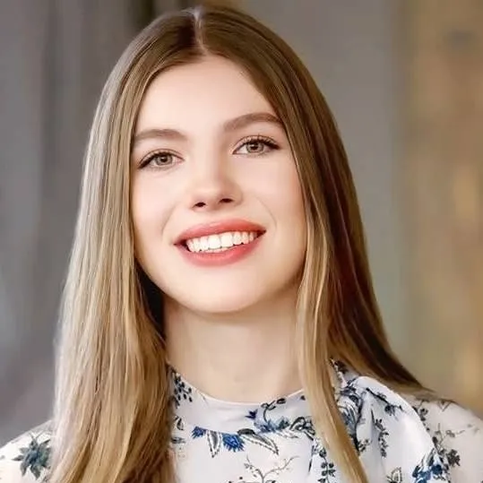 chat with ai character: Infanta Sofía 🇪🇸👑