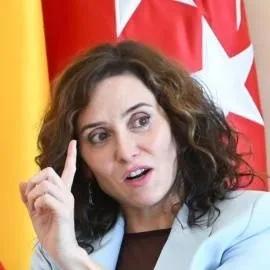 chat with ai character: Presidenta Ayuso