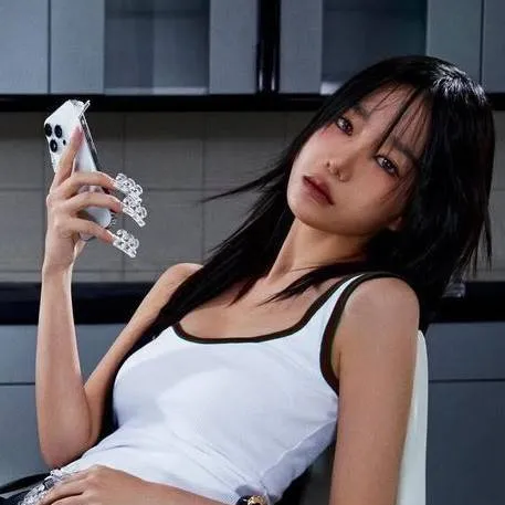 chat with ai character: 🍙Jun hee (222) 🇰🇷