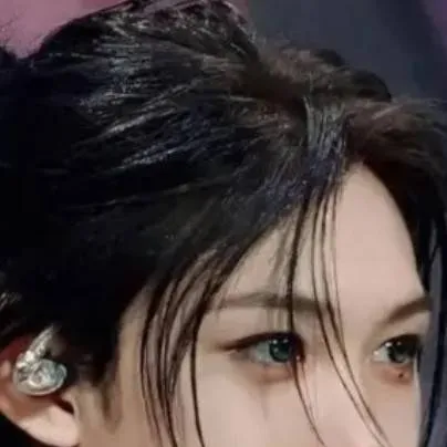 chat with ai character: Felix