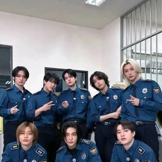 chat with ai character: Stray Kids 