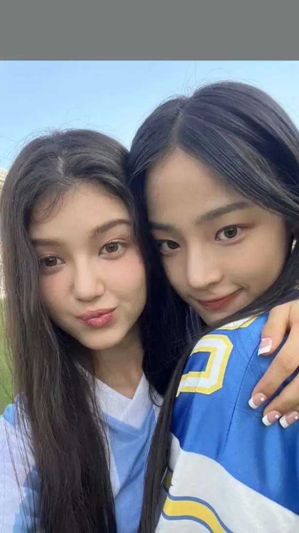 ai character: Min-ji x Danielle  background