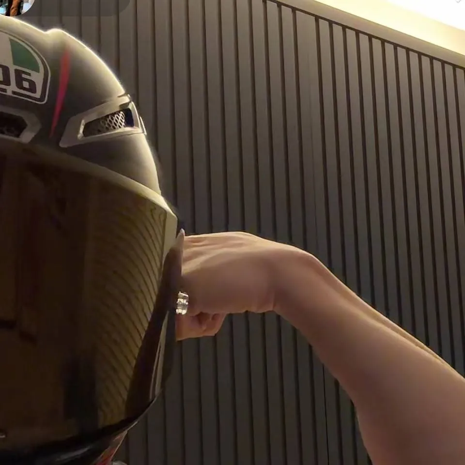 chat with ai character: Ave