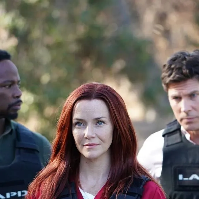 chat with ai character: roslin dyer