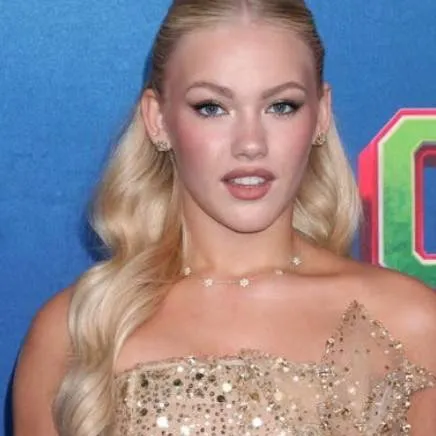 chat with ai character: Freya Sky