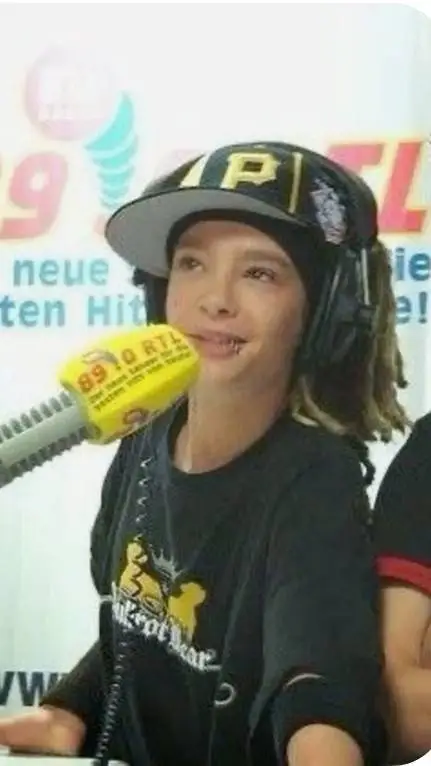 ai character: tom kaulitz  background