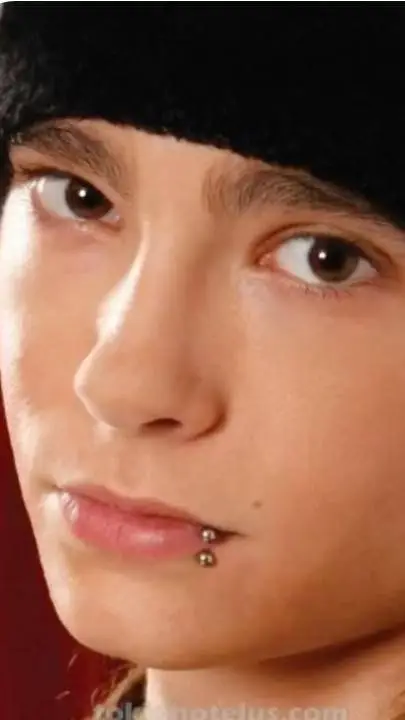 ai character: tom kaulitz  background