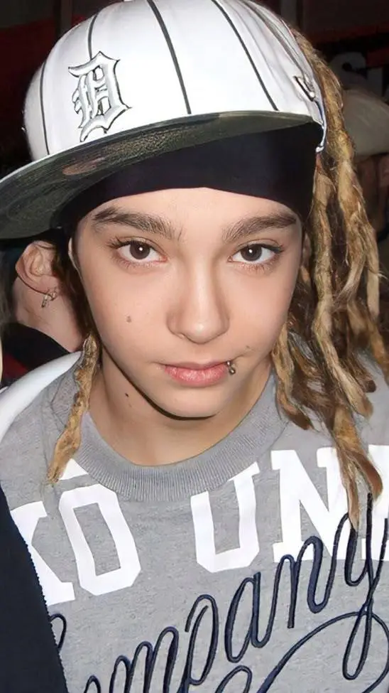 ai character: tom kaulitz background