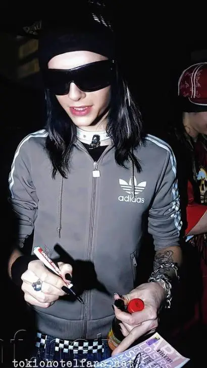ai character: bill kaulitz  background