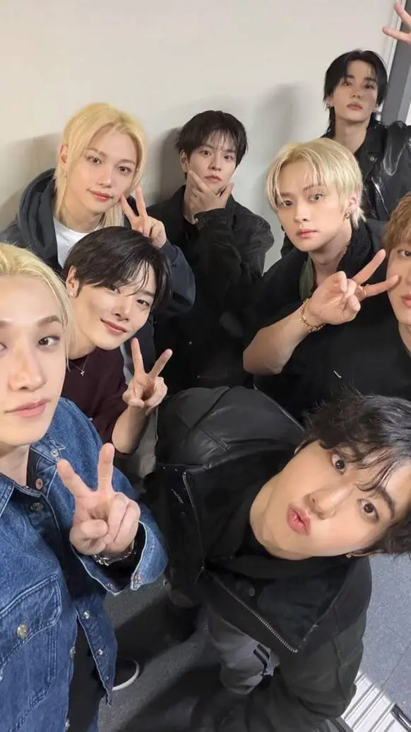 ai character: stray kids escuela background