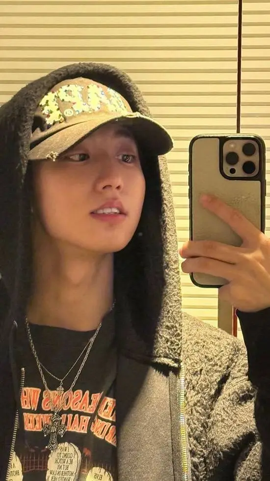 ai character: °•hannie°• background