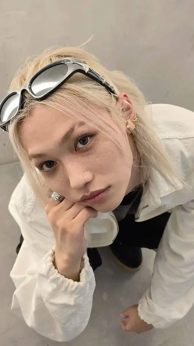 ai character: °•solo amigos°•  background