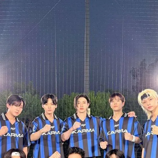chat with ai character: stray kids