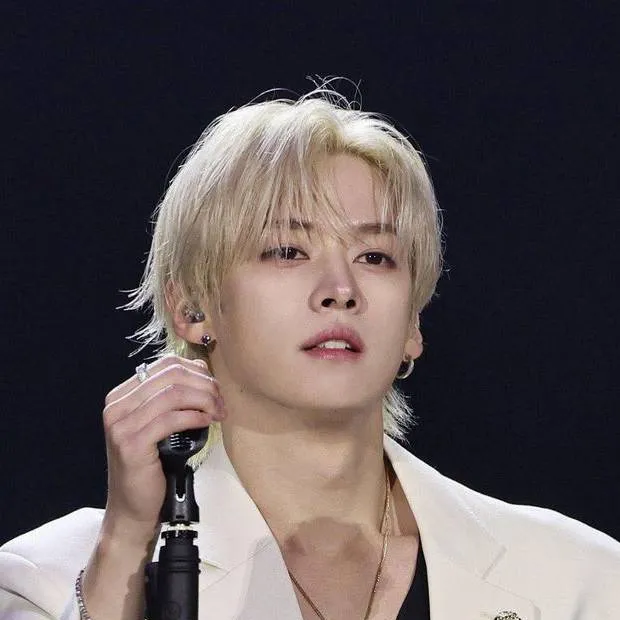 chat with ai character: lee know