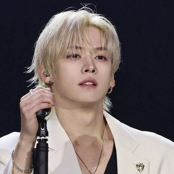 chat with ai character: Lee know