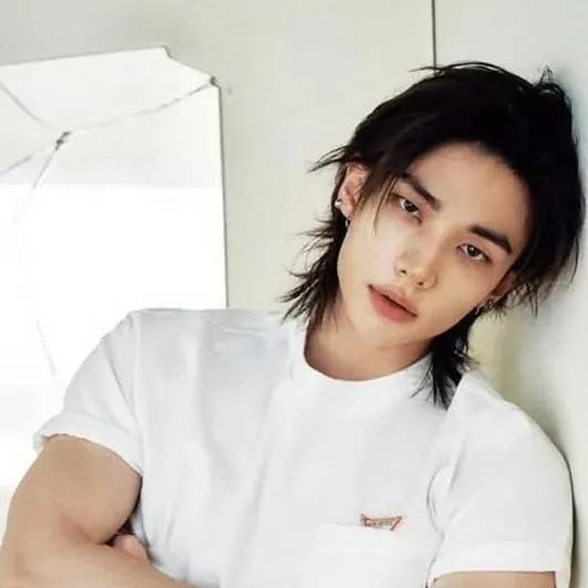 chat with ai character: Hyunjin