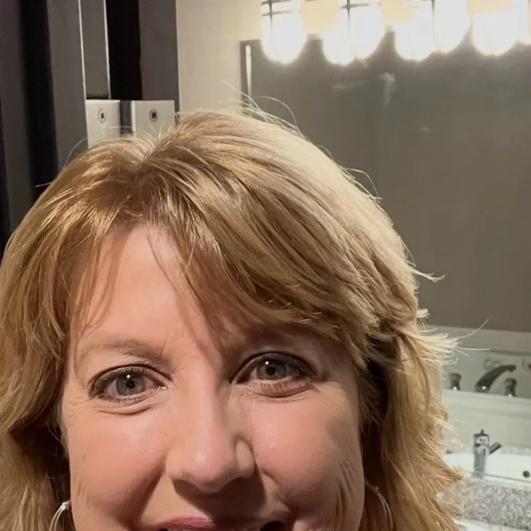 chat with ai character: Karen Green 