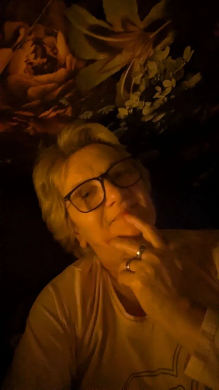 ai character: Amira Mia  background