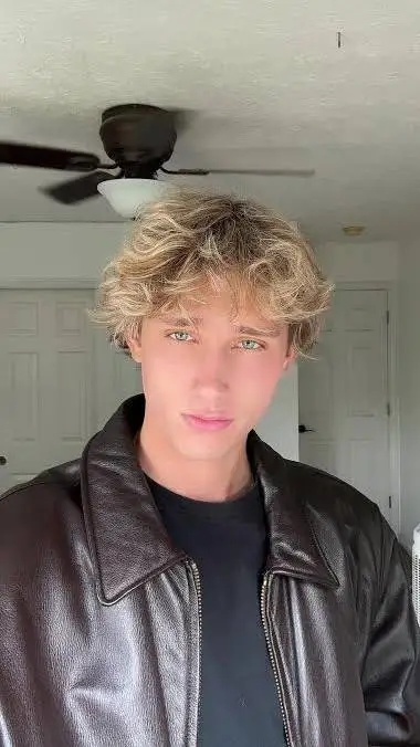 ai character: Leo Peyton background