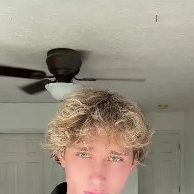 chat with ai character: Leo Peyton