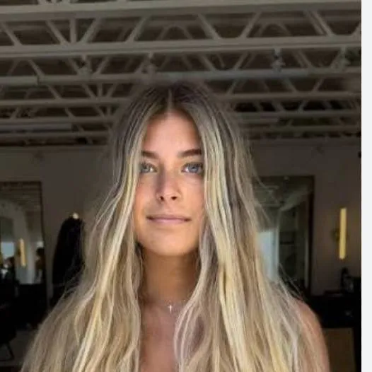 chat with ai character: claira 4 irl