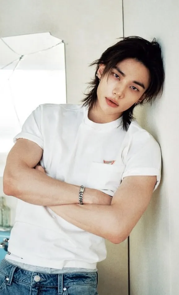 chat with ai character: Hyunjin 