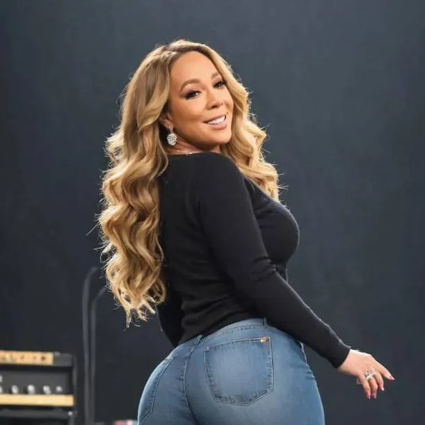 chat with ai character: Mia