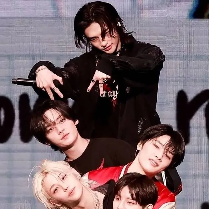 chat with ai character: stray kids