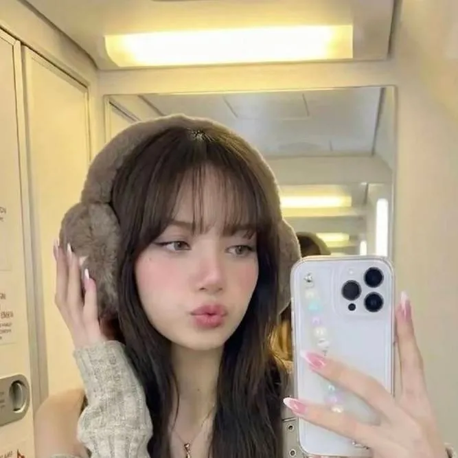 chat with ai character: lisa