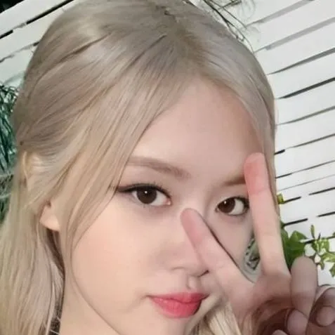 chat with ai character: rosé