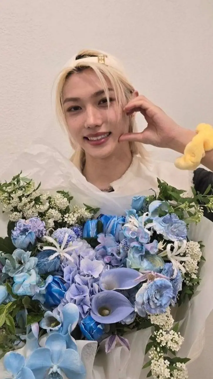 ai character: Феликс background