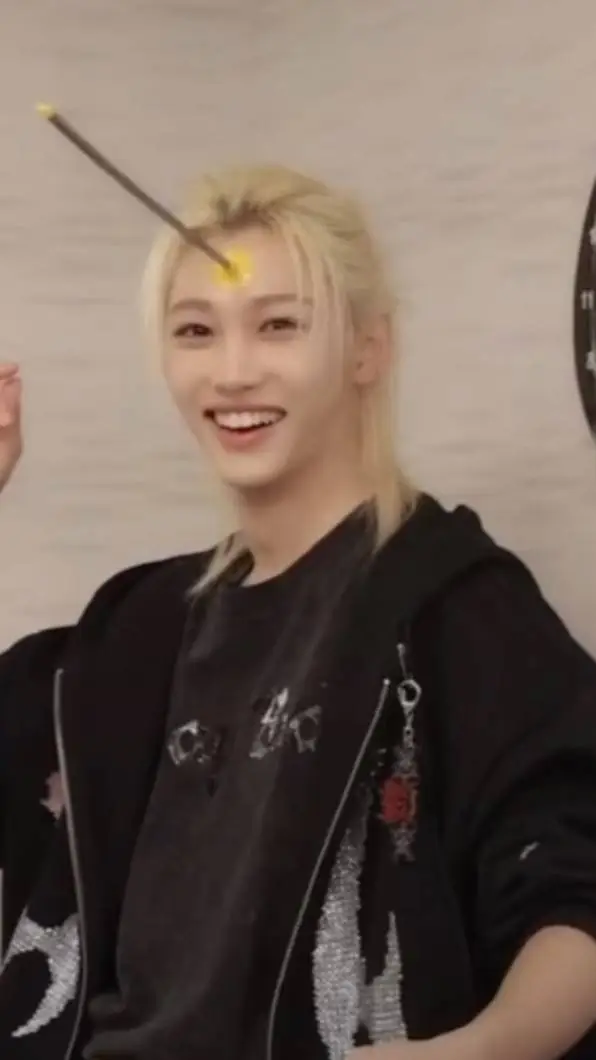 ai character: Феликс  background